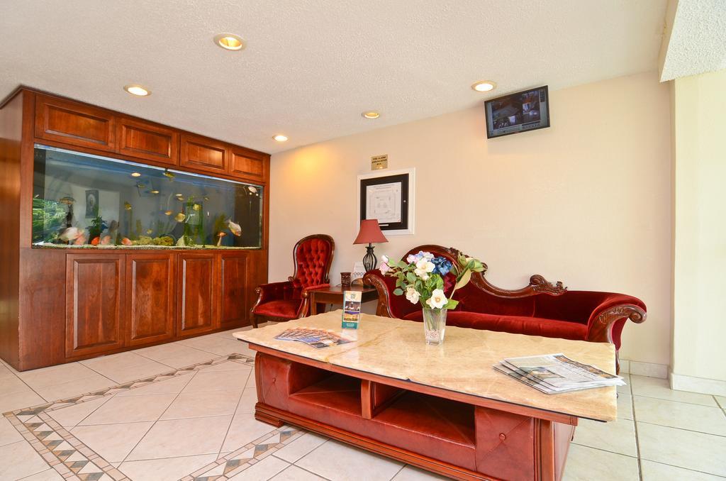 Stayapt Suites Alexandria-Fort Belvoir Interior photo